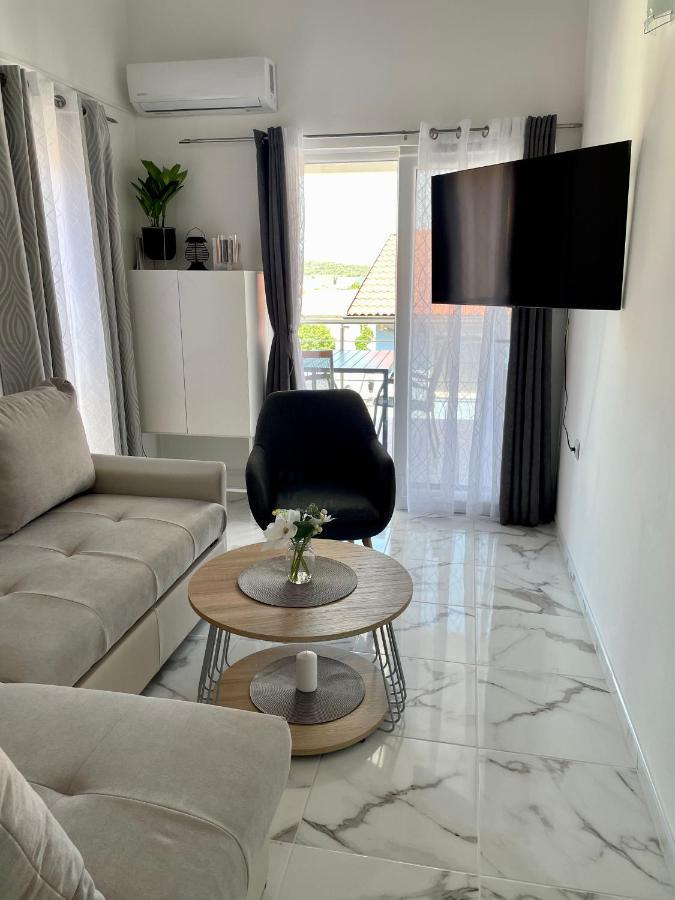 Apartment Seascape - Relaxing Home, Steps From The Water! Bilice